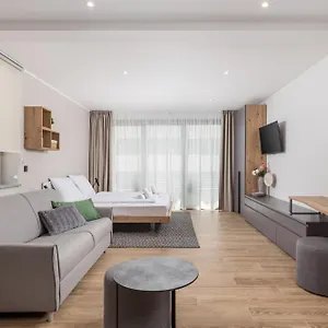 Belinda With Balcony & Private Parking Apartman